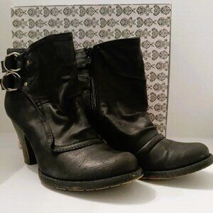 VERY VOLATILE BOOTS, STYLE IS BADGER, SIZE 8.5, BLACK IN COLOR